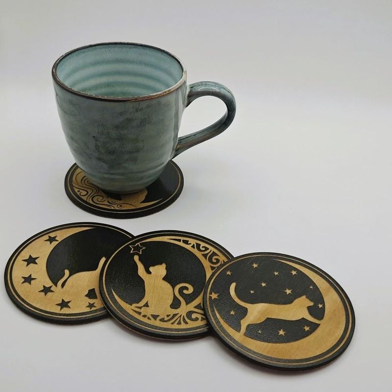 Kat en maan houten onderzetters als cadeau-idee