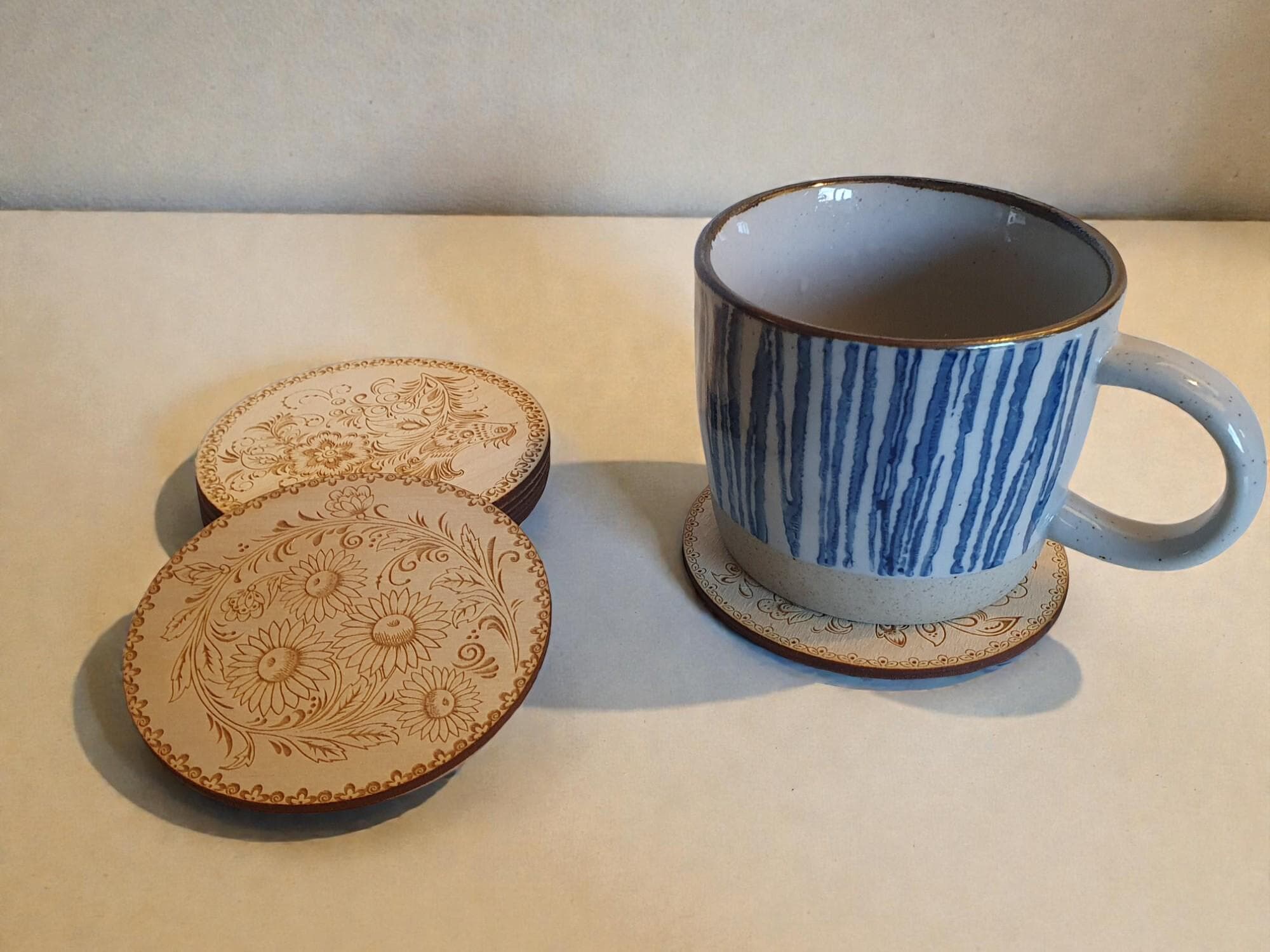 Bloemmotief houten onderzetters naast een mok