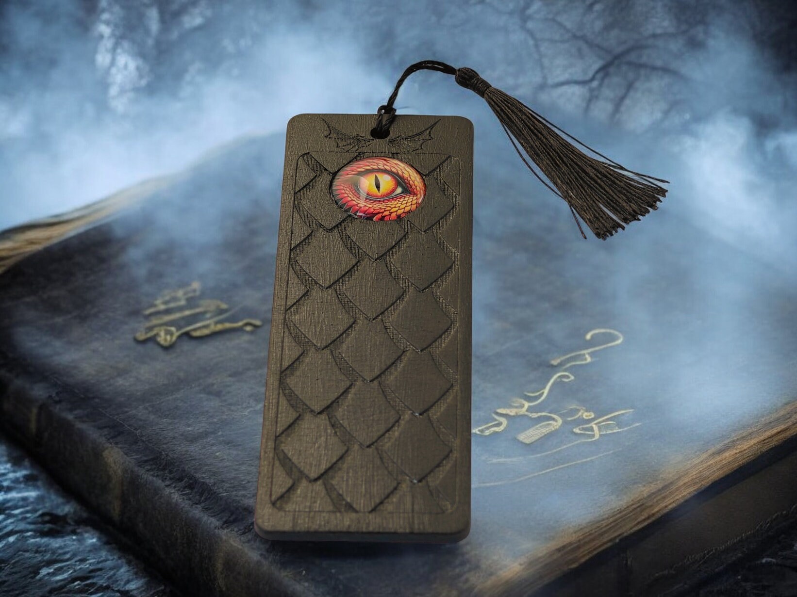 Dragon Eye houten bladwijzer op een fantasyboek
